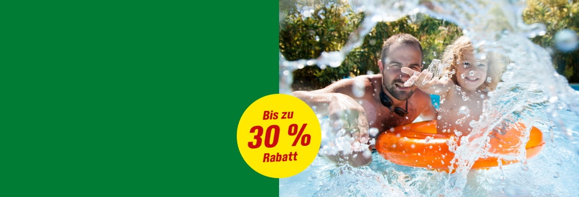 Eine Person und ein Kind haben Spaß beim Planschen in einem Pool.